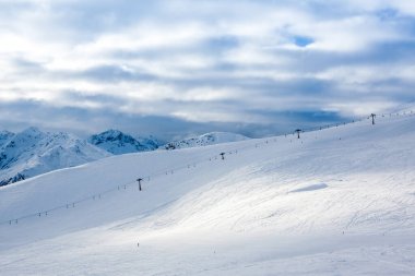 Kuzeydoğu İtalya 'daki Dolomitlerin güzel kış manzarası