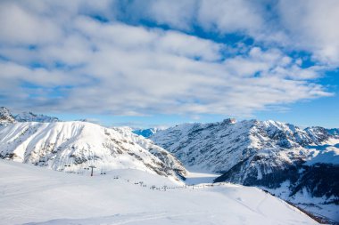 Kuzeydoğu İtalya 'daki Dolomitlerin güzel kış manzarası