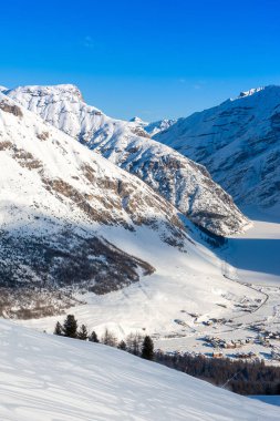 Kuzeydoğu İtalya 'daki Dolomitlerin güzel kış manzarası