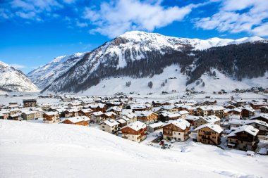 Livigno, İtalya - 8 Ocak 2019: Kuzeydoğu İtalya ve Alp kasabasındaki Dolomitlerin güzel kış manzarası
