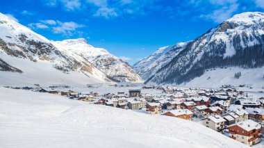 Livigno, İtalya - 8 Ocak 2019: Kuzeydoğu İtalya ve Alp kasabasındaki Dolomitlerin güzel kış manzarası