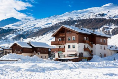 Livigno, İtalya - 2 Ocak 2019: Kuzeydoğu İtalya ve Alp kasabasındaki Dolomitlerin güzel kış manzarası