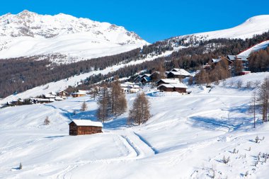 Kuzeydoğu İtalya 'daki Dolomitlerin güzel kış manzarası