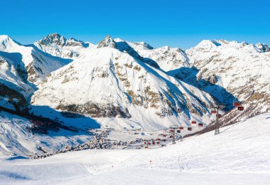 Kuzeydoğu İtalya 'daki Dolomitlerin güzel kış manzarası