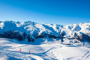 Livigno, İtalya - 8 Ocak 2019: Kuzeydoğu İtalya 'daki Dolomitler' in güzel kış manzarası 