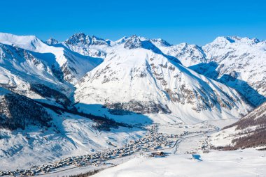 Kuzeydoğu İtalya 'daki Dolomitlerin güzel kış manzarası