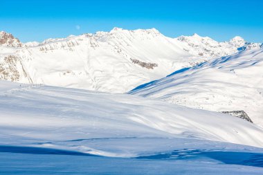Kuzeydoğu İtalya 'daki Dolomitlerin güzel kış manzarası