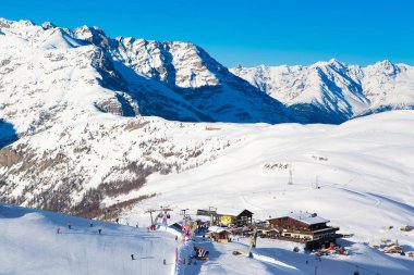 Livigno, İtalya - 8 Ocak 2019: Kuzeydoğu İtalya ve Alp restoranındaki Dolomitlerin güzel kış manzarası