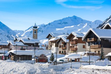 Livigno, İtalya - 8 Ocak 2019: Kuzeydoğu İtalya ve Alp kasabasındaki Dolomitlerin güzel kış manzarası