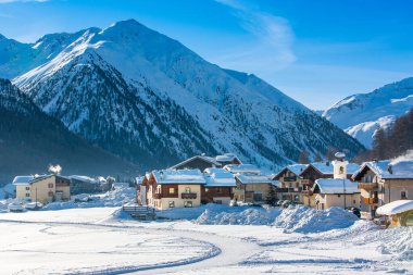 Livigno, İtalya - 8 Ocak 2019: Kuzeydoğu İtalya ve Alp kasabasındaki Dolomitlerin güzel kış manzarası