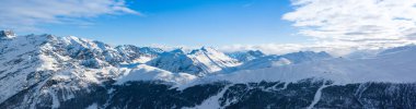 İtalya 'nın kuzeydoğusundaki Dolomitlerin panoramik kış manzarası