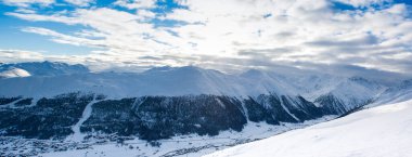 İtalya 'nın kuzeydoğusundaki Dolomitlerin panoramik kış manzarası