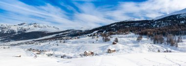 İtalya 'nın kuzeydoğusundaki Dolomitlerin ve dağlık dağların panotamik kış manzarası