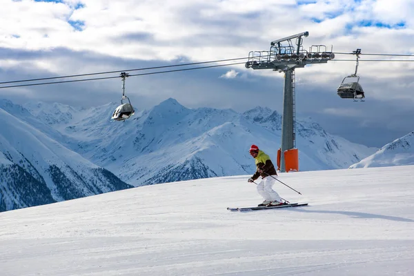 Livigno Talya Ocak 2018 Kayakçılar Snowboardcular Arka Planda Kış Manzarası — Stok fotoğraf