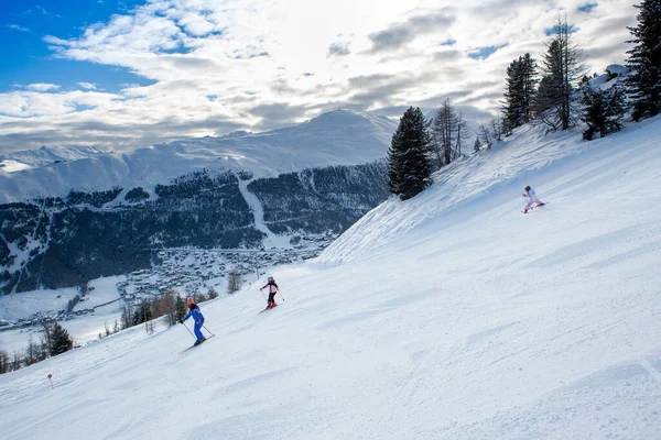 Livigno Ιταλία Ιανουαρίου 2018 Βόλτα Σκιέρ Και Snowboarders Στις Άλπεις — Φωτογραφία Αρχείου