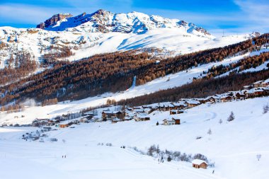 Güzel kış güneşli Alp köyü manzarası, Dolomitler dağları