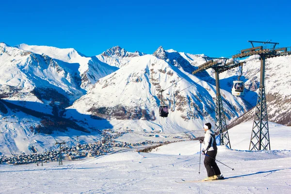 Livigno Itália Janeiro 2018 Bela Paisagem Ensolarada Inverno Aldeia Alpina — Fotografia de Stock