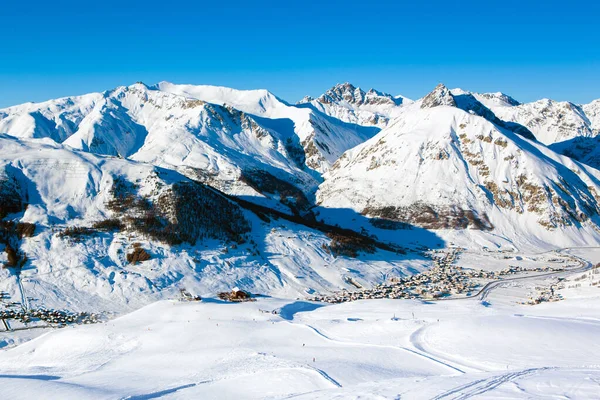 Bonita Paisagem Ensolarada Inverno Aldeia Alpina Dolomites Montanhas — Fotografia de Stock