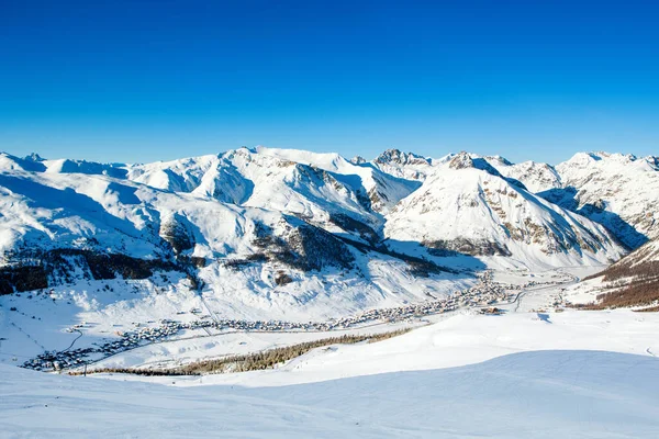 Bonita Paisagem Ensolarada Inverno Aldeia Alpina Dolomites Montanhas — Fotografia de Stock