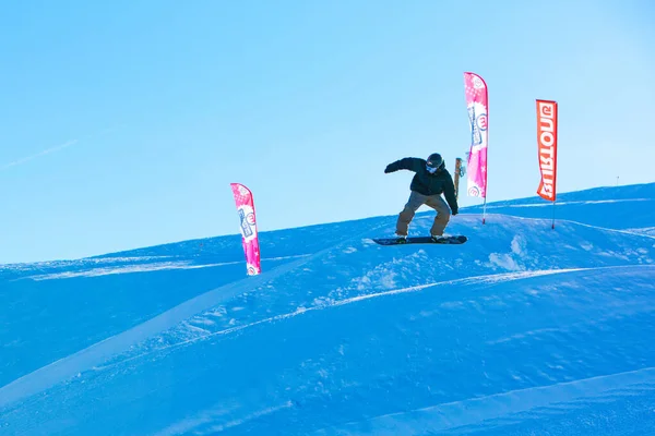 Livigno Talya Ocak 2018 Alplerde Kayakçılar Snowboardcular Kış Manzaralı Arka — Stok fotoğraf