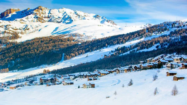Piękny Zimowy Słoneczny Krajobraz Alpejskiej Wioski Dolomity — Zdjęcie stockowe
