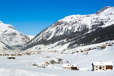 Livigno, İtalya - 8 Ocak 2019: Kuzeydoğu İtalya ve Alp kasabasındaki Dolomitlerin güzel kış manzarası