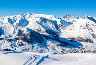 Kuzeydoğu İtalya 'daki Dolomitlerin güzel kış manzarası