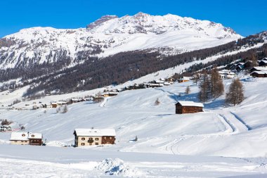 Kuzeydoğu İtalya 'daki Dolomitlerin güzel kış manzarası