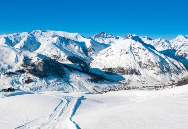 Kuzeydoğu İtalya 'daki Dolomitlerin güzel kış manzarası