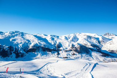 Livigno, İtalya - 8 Ocak 2019: Kuzeydoğu İtalya ve Alp kasabasındaki Dolomitlerin güzel kış manzarası