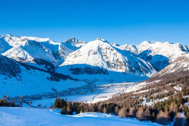 Kuzeydoğu İtalya 'daki Dolomitlerin güzel kış manzarası
