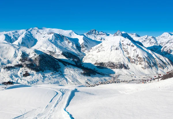 Kuzeydoğu İtalya 'daki Dolomitlerin güzel kış manzarası