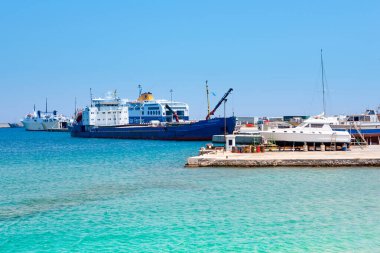 Rodos Adası, Yunanistan - 27 Temmuz 2019: Yunanistan 'ın başkenti Rodos' un liman ve marinasının panoramik manzarası