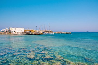 Rodos Adası, Yunanistan - 27 Temmuz 2019: Yunanistan 'ın Rodos kentinde liman ve marinanın manzarası