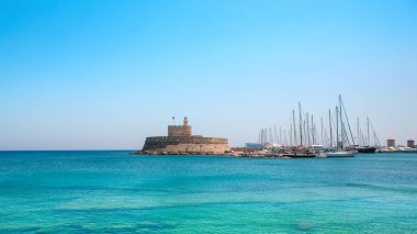 Rodos Adası, Yunanistan - 27 Temmuz 2019: Rodos adasının liman ve limanı
