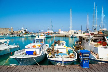 Rodos Adası, Yunanistan - 27 Temmuz 2019: Yunanistan 'ın başkenti Rodos' un liman ve marinasının panoramik manzarası