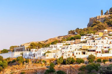Yunanistan 'ın Rodos kentindeki eski Lindos kentinin gün batımı manzarası