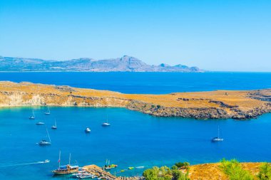 Rodos, Yunanistan - 14 Ağustos 2019: Yunanistan 'ın Rodos adasındaki Lindos Körfezi' nin güzel Akdeniz manzarası