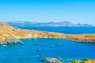 Rodos, Yunanistan - 14 Ağustos 2019: Yunanistan 'ın Rodos adasındaki Lindos Körfezi' nin güzel Akdeniz manzarası