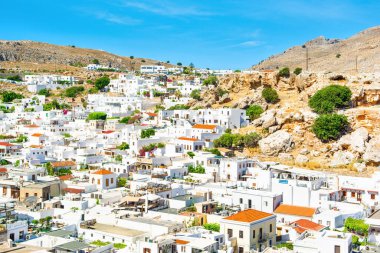 Rodos, Yunanistan - 5 Ağustos 2019: Yunanistan 'ın Rodos adasındaki Lindos eski kentinin güzel manzarası