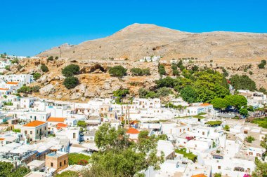Rodos, Yunanistan - 22 Ağustos 2019: Yunanistan 'ın Rodos adasındaki Lindos eski kentinin güzel manzarası