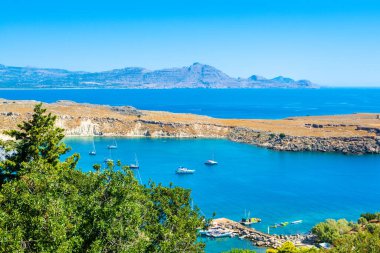 Rodos, Yunanistan - 14 Temmuz 2019: Yunanistan 'ın Rodos adasındaki Lindos Körfezi' nin güzel Akdeniz manzarası