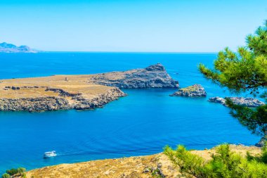Yunanistan 'ın Rodos adasındaki Lindos Körfezi' nin güzel Akdeniz manzarası