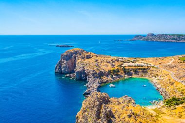 Rhodes Adası 'ndaki güzel St. Paul Körfezi manzarası. Dağ, kayalık plaj ve yat marinası.