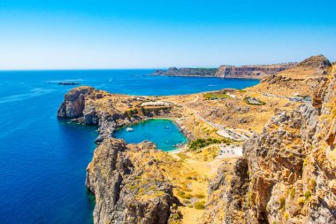 Rodos, Yunanistan - 14 Ağustos 2019: Rhodes Adası 'ndaki dağlık, kayalık plajlı ve yat marinalı güzel St. Paul Körfezi' nin batısı
