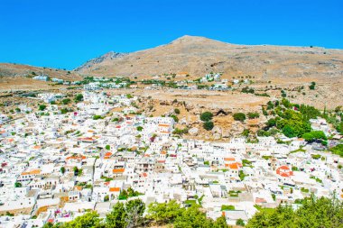 Rodos, Yunanistan - 5 Ağustos 2019: Yunanistan 'ın Rodos adasındaki Lindos eski kentinin güzel manzarası