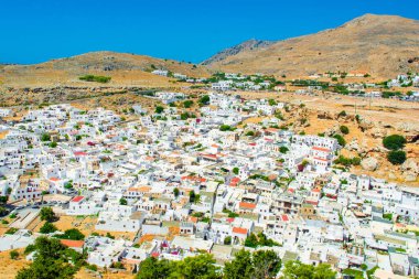 Rodos, Yunanistan - 14 Ağustos 2019: Yunanistan 'ın Rodos adasındaki Lindos eski kentinin güzel manzarası