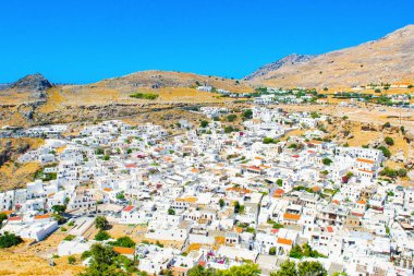 Rodos, Yunanistan - 5 Ağustos 2019: Yunanistan 'ın Rodos adasındaki Lindos eski kentinin güzel manzarası