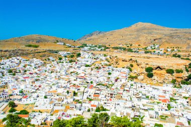 Rodos, Yunanistan - 5 Ağustos 2019: Yunanistan 'ın Rodos adasındaki Lindos eski kentinin güzel manzarası