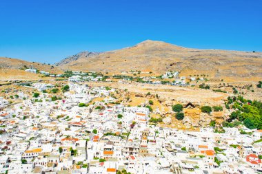 Rodos, Yunanistan - 14 Ağustos 2019: Yunanistan 'ın Rodos adasındaki Lindos eski kentinin güzel manzarası